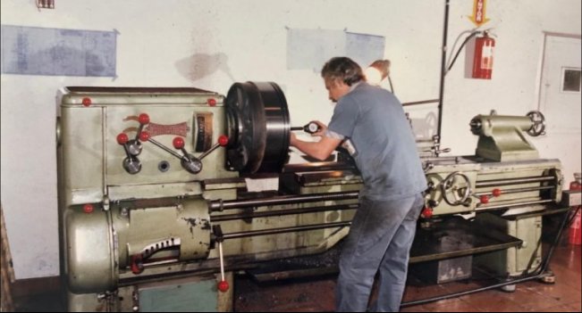 Foto histórica da Usirolos: operador em torno